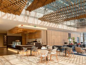 Flora Inn Hotel Dubai Airport餐厅或其他用餐的地方
