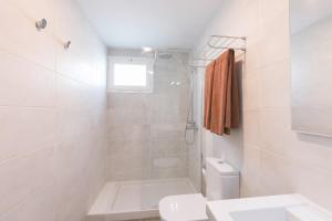 科斯塔特吉塞瑟乐特旅馆的带淋浴和卫生间的白色浴室