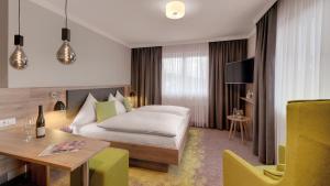 阿塞尔海姆阿塞汉姆普法索酒店的酒店客房配有一张床铺和一张桌子。