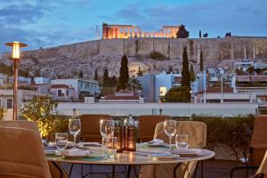 雅典海洛狄恩酒店的酒杯桌,享有鸡肉景色