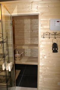 Pamel布洛坎蒂度假酒店的木墙旁的浴室设有步入式淋浴间