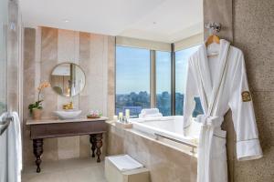 仰光仰光泛太平洋酒店的带浴缸、水槽和镜子的浴室