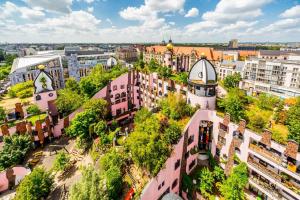 马格德堡apartHOTEL Magdeburg的城市的空中景观,建筑和树木