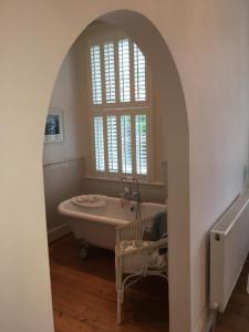 道格拉斯Raymonds的带浴缸的浴室和窗户。