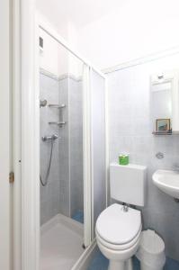 蒙特罗索阿尔马雷阿尔伯格卡鲁吉奥酒店的浴室配有卫生间、淋浴和盥洗盆。