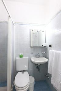 阿尔伯格卡鲁吉奥酒店的一间浴室