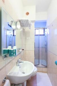 蒙特罗索阿尔马雷阿尔伯格卡鲁吉奥酒店的一间带水槽和淋浴的浴室