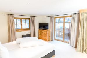 索尔登Alpine Lodge Sölden - Chalet & Apart的一间卧室配有两张床和电视
