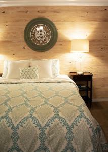 奥兰多Winter Park charm的卧室配有一张挂在墙上的带时钟的床