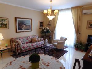 卡塔尼亚adalgisa house的客厅配有沙发和桌子