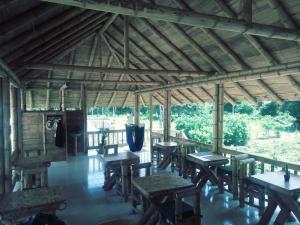 Glamping Due Amici餐厅或其他用餐的地方
