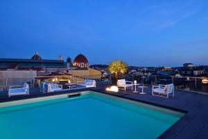 佛罗伦萨佛罗伦萨格兰斯酒店的一座建筑物屋顶上的游泳池