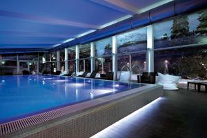 蓬特雷西纳Schloss Hotel & Spa Pontresina的一座建筑物的游泳池