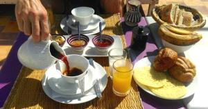 索维拉里亚德萨塔娜庭院旅馆的把茶倒在桌子上,带食物的人