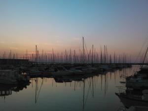 安科纳Conero Boat&breakfast的日落时分停靠在码头的一组船