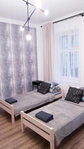 凯尔采Guest Room RÓWNA的一间卧室设有两张床和窗户。