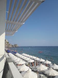 马奥莱Casa di Linda的海滩上一排与海洋相伴的遮阳伞