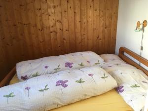 阿尔宾内Chalet Marina的一张带鲜花床单的床