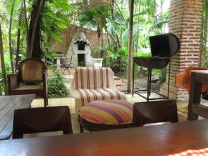 卡塔赫纳Casa Real Del Cabrero by Soho的客厅配有椅子和麦克风