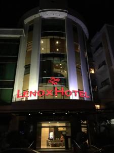 达古潘莱诺克斯酒店的前面有 ⁇ 虹灯标志的建筑