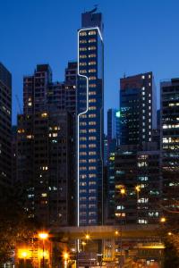 香港CM+壹棠酒店及服务式公寓的城市天际线,夜晚有高楼