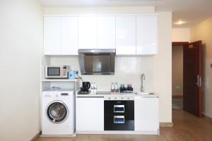 广州广州海员俱乐部的厨房配有洗衣机和洗衣机。