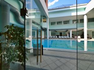 莫内利亚蒙迪艾尔酒店公寓的建筑物中游泳池的形象