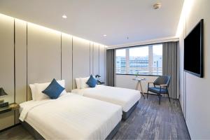 香港悦品酒店(荃湾)的酒店客房配有两张床和一张书桌