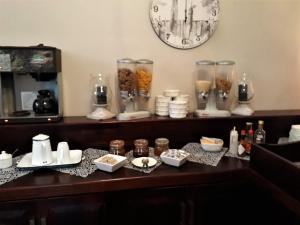 纽卡斯尔Newcastle Country Lodge的一张桌子,上面有食物和其他物品