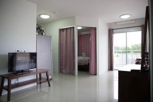 梅尔皮姆Grandbeach A31 by malai的客厅配有平面电视和镜子