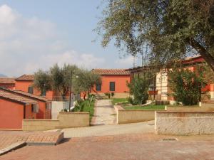 赞布隆内Residenza Mediterranea的橘色建筑城镇的街道