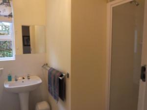 滨海肯顿Paulyn Place的一间带水槽和卫生间的浴室