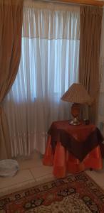 比勒陀利亚科伦维德精品旅馆的窗前桌子上的一盏灯