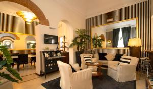 佛罗伦萨Hotel De La Pace, Sure Hotel Collection by Best Western的客厅配有沙发、椅子和桌子
