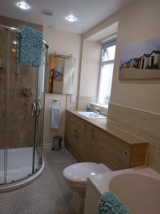 班夫Sandend Cottage的带淋浴、卫生间和盥洗盆的浴室