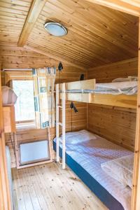 VännäsVännäs bad & camping的小屋内设有一间带两张双层床的卧室