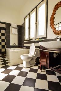 马六甲马六甲鸡场街精品酒店的浴室配有卫生间、浴缸和水槽。