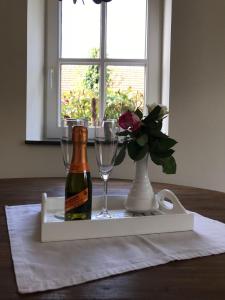 梅赫伦Hotel Hoeve de Plei的桌子上放一瓶葡萄酒和玻璃杯
