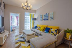 成都成都市金牛区·春熙路·路客精品民宿·00129440的带沙发和黄色及蓝色枕头的客厅