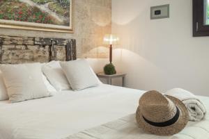 莫尔恰诺迪莱乌卡奥罗拉萨伦提纳住宿加早餐旅馆的一间卧室,配有一张带稻草帽的床