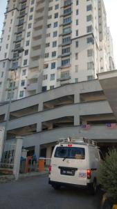 班吉Affordable Stay @ Rue’s Villa Tropika Apartment, UKM Bangi的停在高楼前的白色货车