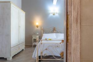 塔尔奎尼亚Le torri di Tarquinia的卧室配有白色的床和白色梳妆台