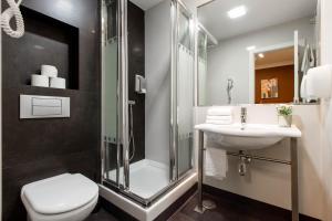 索尔广场马德里旅馆的一间浴室