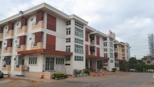 邦帕利Nut Mansion Suvarnabhumi的大型公寓大楼设有红色和白色的窗户