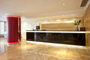埃尔阿雷纳尔Hotel Ipanema Beach的大厅,房间中间有一个红色的柱子