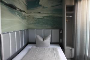 耶拿Hotel Eulensteins的一张床上的枕头,放在一个房间里