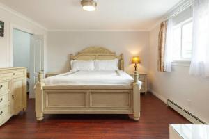 萨里John&Jane's House的一间卧室配有一张带白色床单的床和一扇窗户。