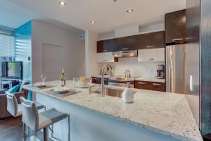 魁北克市莱斯沙勒瓦公寓 - 760504的厨房配有带水槽的大台面