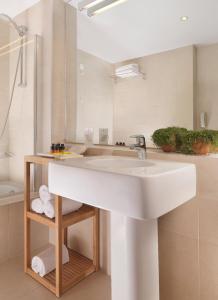 埃莱夫西纳埃莱夫西纳酒店的浴室配有白色水槽和淋浴。