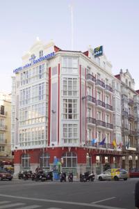 桑坦德阿巴桑坦德酒店的一条城市街道上的红色和白色大建筑